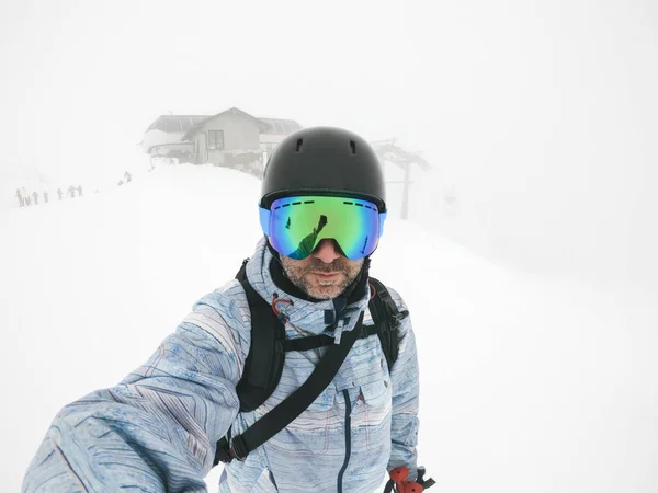 Itália Modena Cimone Retrato Homem Usando Óculos Esqui Capacete Neblina — Fotografia de Stock