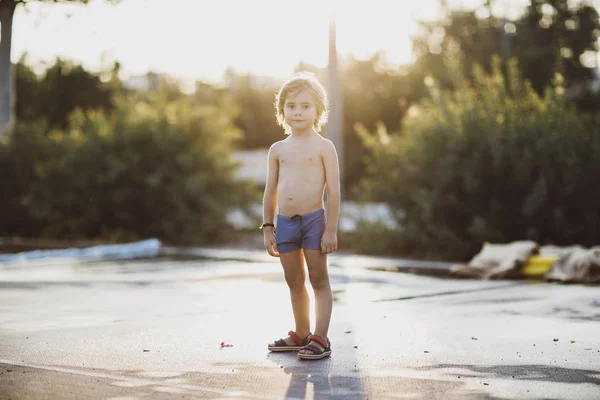 Ritratto Bambino Con Indosso Dei Tronchi — Foto Stock