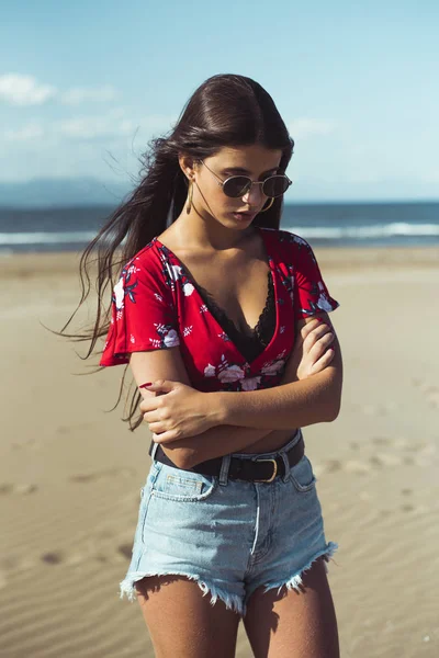 Портрет Модной Девочки Подростка Стоящей Песчаном Пляже — стоковое фото