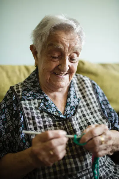 Portrait Femme Âgée Souriante Crochet Sur Canapé Maison — Photo