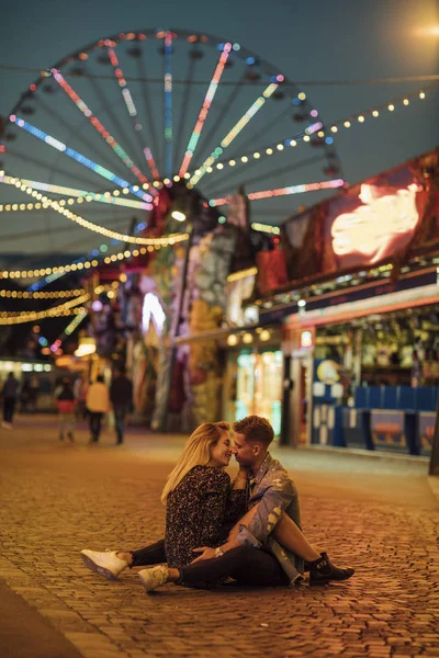 Pasangan Muda Yang Bahagia Merangkul Dan Mencium Pasar Malam — Stok Foto