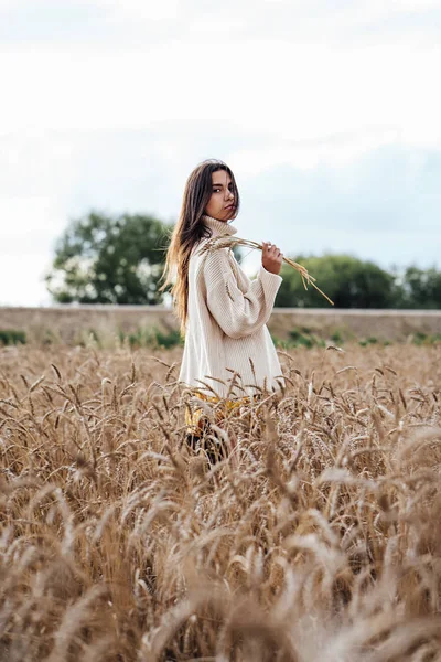 Young Woman Wearing Oversized Turtleneck Pullover Standing Corn Field — Stock Photo, Image
