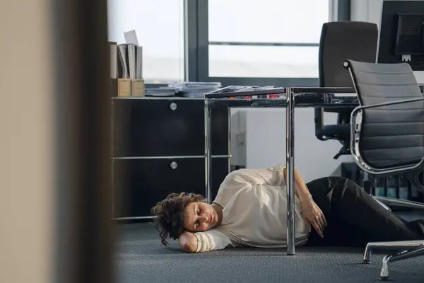 Stanca Donna Affari Che Dorme Ufficio Piano — Foto Stock