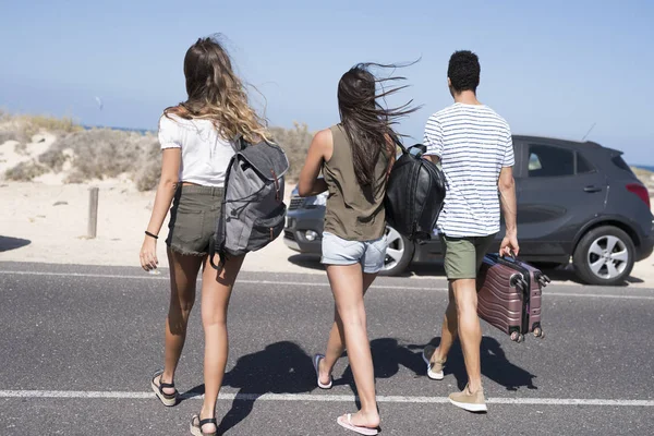 Amigos Cruzando Estrada Levando Sacos Indo Para Praia — Fotografia de Stock