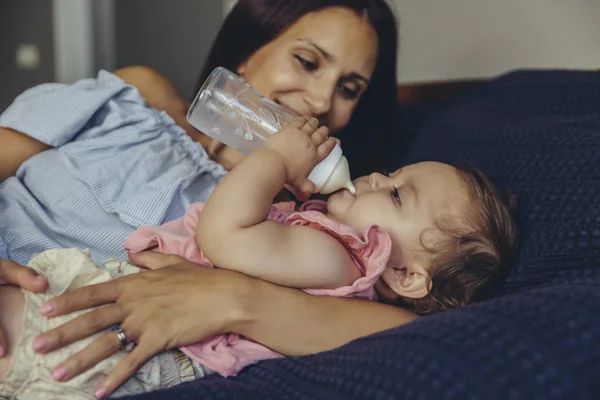 Mother Watching Her Baby Girl Drinking Milk Bottle Bed — Stock Photo, Image