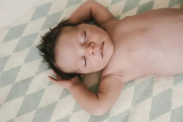Retrato Menino Recém Nascido Deitado Cobertor Com Olhos Fechados — Fotografia de Stock