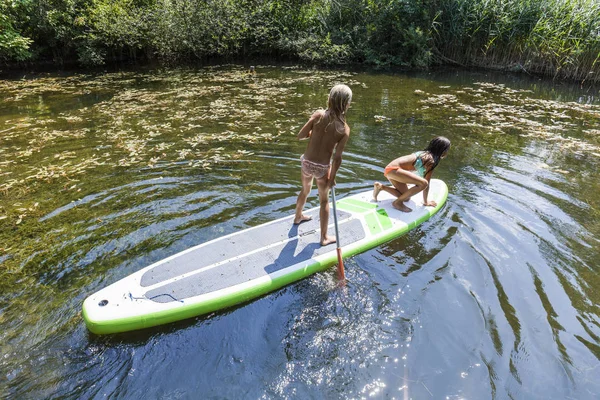 Two Girls Pond Sup Board — Stock Photo, Image
