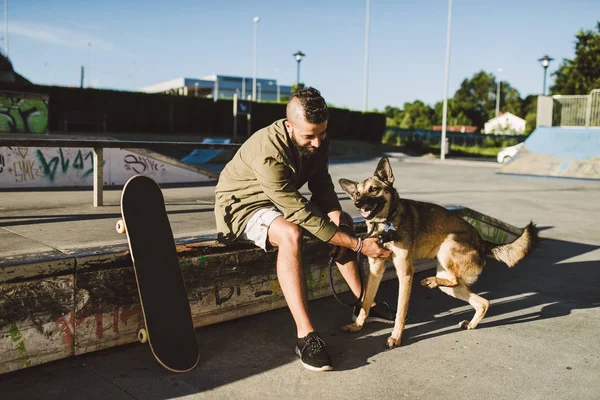 Giovane Uomo Che Gioca Con Suo Cane Uno Skatepark — Foto Stock