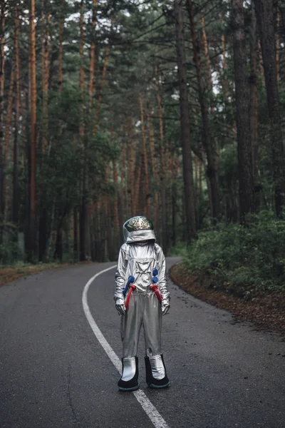 Spaceman Utforskar Naturen Stående Väg Skogen — Stockfoto