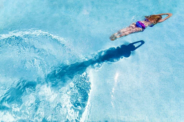 スイミングプールの水でダイビングする女性 — ストック写真