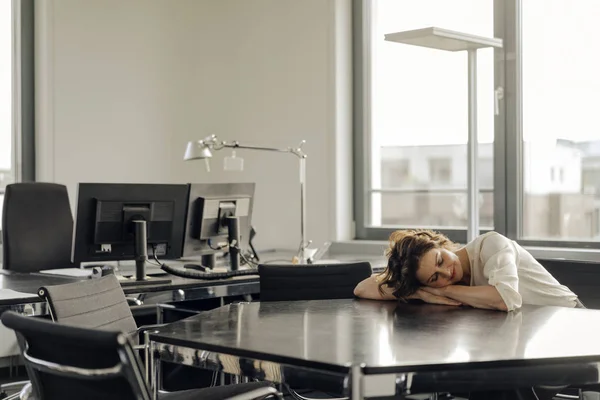 Mujer Negocios Cansada Durmiendo Escritorio — Foto de Stock