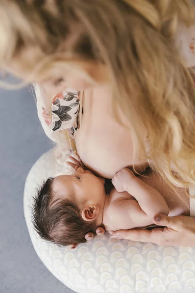 Madre Che Allatta Suo Bambino — Foto Stock