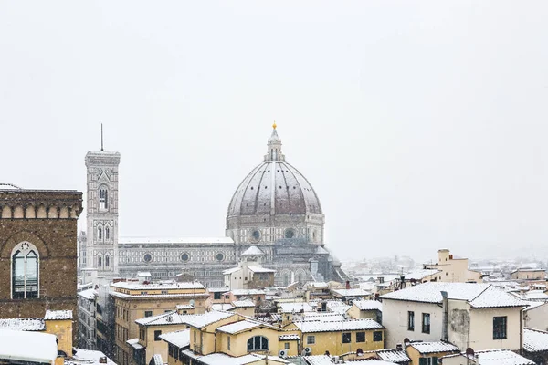 イタリア フィレンツェ 雪に覆われたサンタ マリア フィオーレ大聖堂の眺め — ストック写真