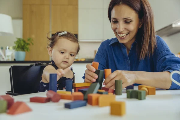 Mère Heureuse Fille Bébé Jouant Avec Les Blocs Construction — Photo