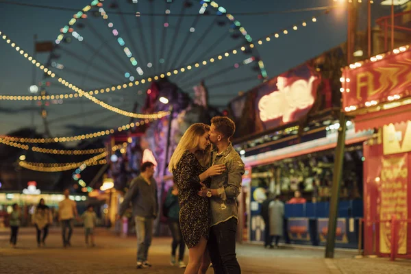 Felice Giovane Coppia Abbracciare Baciare Luna Park — Foto Stock