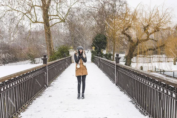 Adolescente Debout Sur Une Passerelle Dans Parc Par Une Journée — Photo