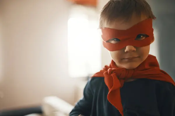 Portret Van Grappige Jongetje Verkleed Als Een Superheld — Stockfoto