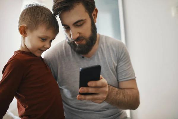 Ojciec Wyjaśnia Mały Syn Smartphone — Zdjęcie stockowe