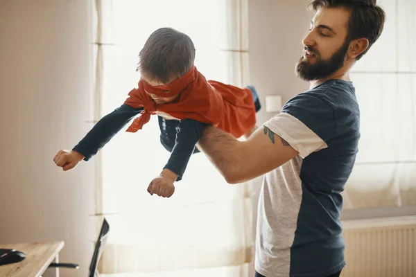 Père Jouant Avec Son Petit Fils Déguisé Super Héros — Photo