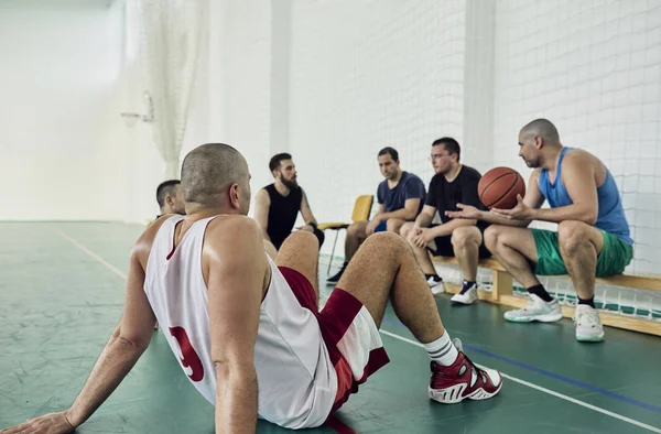 Jugadores Baloncesto Durante Descanso —  Fotos de Stock