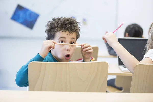 Schooljongen Klas Staren Naar Potlood — Stockfoto