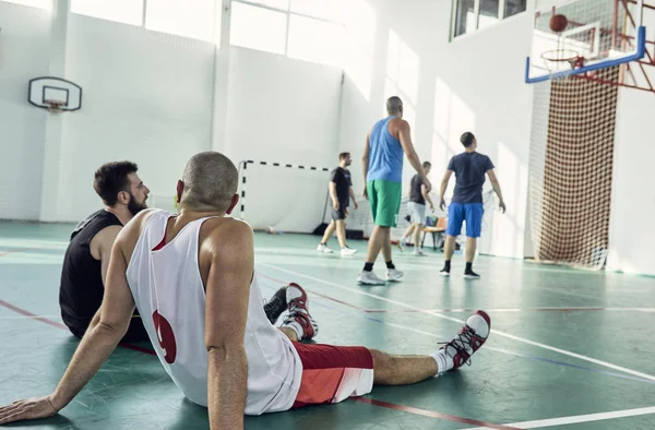 Jugadores Baloncesto Durante Descanso Sentados Cancha —  Fotos de Stock