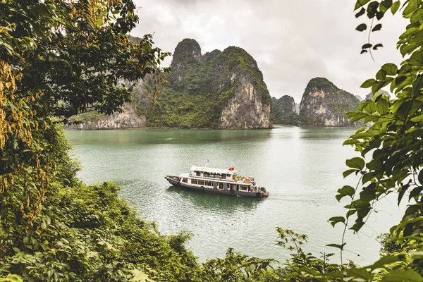 Vietnam Long Bay Limestone Islands Excursion Boat — Stock Photo, Image