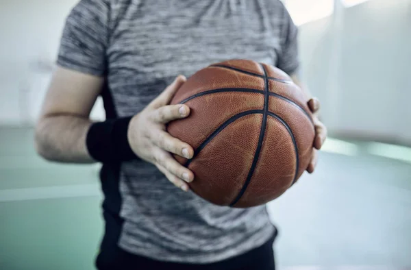 Homem Com Basquete Indoor — Fotografia de Stock