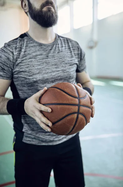Mann Spielt Basketball Der Halle — Stockfoto