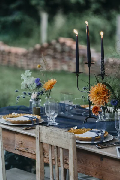 Tavolo Festivo Apparecchiato Con Candele All Aperto — Foto Stock