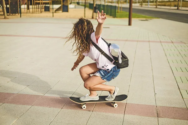 スケート ボードに立っている女の子 — ストック写真