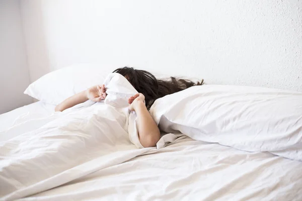 Kız Yatakta Yüzünü Battaniyeyle Örtüyor — Stok fotoğraf