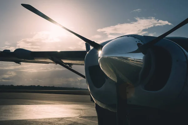 Helix Eines Flugzeugs Auf Der Landebahn Bei Sonnenuntergang — Stockfoto