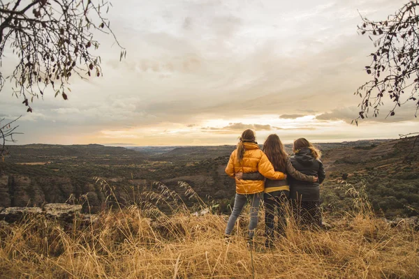 Spain Alquezar Three Friends Embracing Hill Overlooking Scenery — Stockfoto