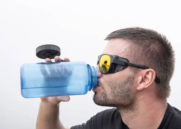 Atleta Con Gafas Nieve Agua Potable — Foto de Stock