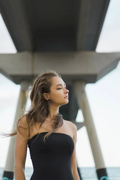 Belle Jeune Femme Aux Yeux Fermés Portant Maillot Bain Bord — Photo