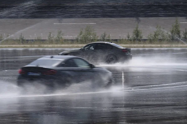 Dos Coches Que Conducen Superficie Mojada Pista Carreras — Foto de Stock