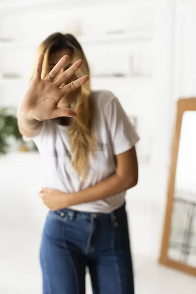 Jovem Mulher Levantando Mão Mostrando Mão Com Anéis Nos Dedos — Fotografia de Stock