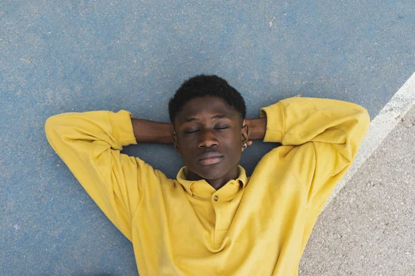 Jonge Zwarte Man Slaapt Vloer Met Handen Achter Hoofd — Stockfoto