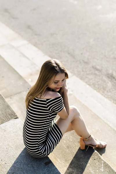 Jovem Mulher Vestindo Vestido Listrado Relaxando Nas Escadas Desfrutando Pôr — Fotografia de Stock