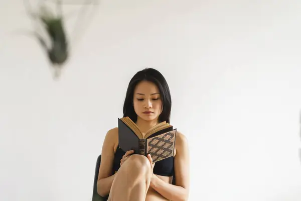 Atrakcyjna Młoda Kobieta Bieliźnie Siedzącej Krześle Domu Czytając Książkę — Zdjęcie stockowe