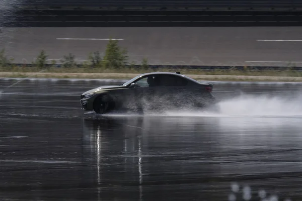 Voiture Conduite Sur Surface Mouillée Sur Piste Course — Photo