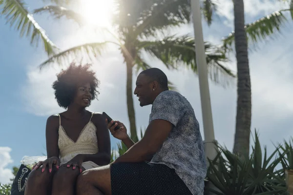 Usa Florida Miami Beach Smiling Young Couple Cell Phone Talking — Stock Photo, Image