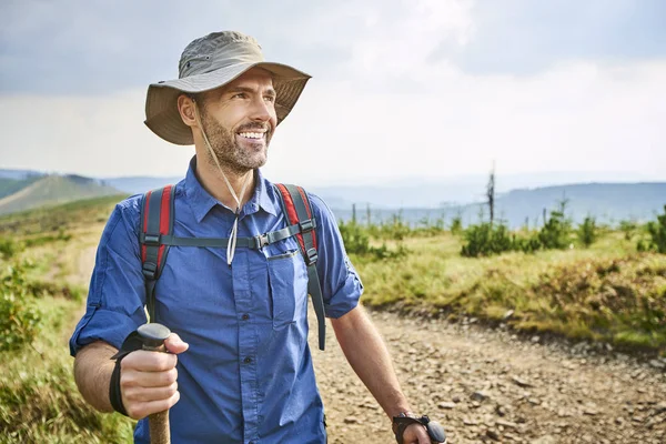 Retrato Homem Sorridente Caminhadas Nas Montanhas — Fotografia de Stock