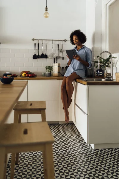 Woman Sitting Worktop Her Kitchen Using Digital Tablet Morning — Stock Photo, Image