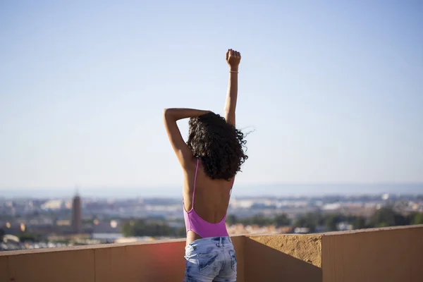 Retrato Menina Adolescente Levantando Braço Visão Traseira — Fotografia de Stock