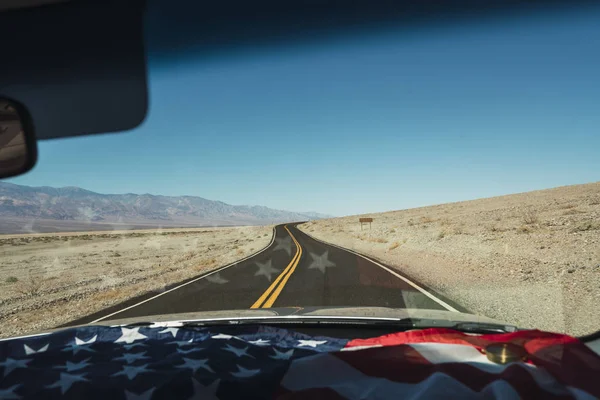 Usa Kalifornia Dolina Śmierci Flaga Amerykańska Leżąca Desce Rozdzielczej Samochodu — Zdjęcie stockowe