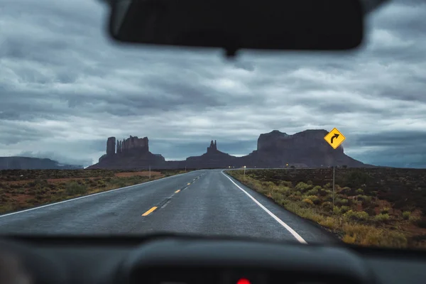Eua Utah Carro Dirigindo Para Monument Valley Sob Céu Tempestuoso — Fotografia de Stock