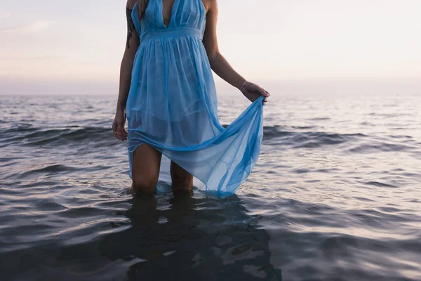 Młoda Wytatuowana Kobieta Niebieskiej Sukience Stojąca Morzu Przed Zachodem Słońca — Zdjęcie stockowe