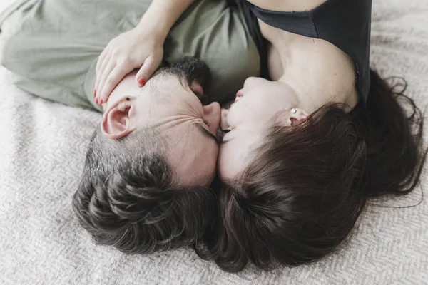 Casal Deitado Cama Beijando Abraçando Abraçando — Fotografia de Stock